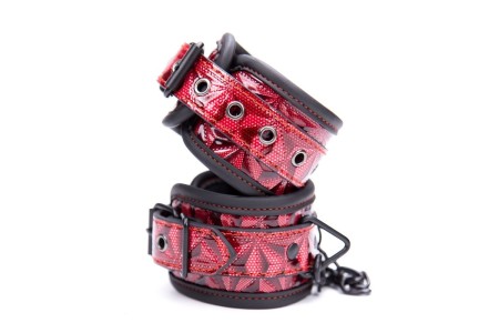 Дизайнерские наручники красно-черного цвета