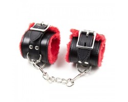 Черные наручники с красной меховой подкладкой 