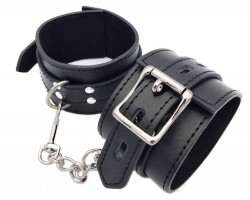 Черные наручники на цепочке с карабином