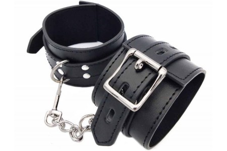Черные наручники на цепочке с карабином