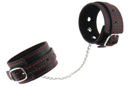 Узкие наручники черного цвета с красной нитью