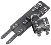 Черные широкие наручники с карабином