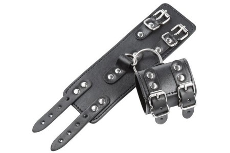 Черные широкие наручники с карабином
