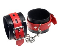 Черные наручники с красными ремешками