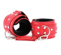 Кожаные красные наручники на липучке с черным меховым подкладом