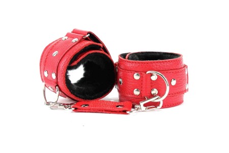 Кожаные красные наручники на липучке с черным меховым подкладом
