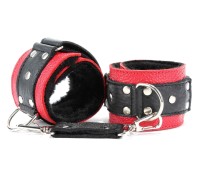 Кожаные черно-красные наручники на липучке с черным меховым подкладом