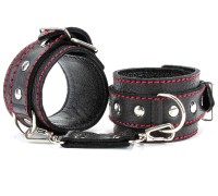Кожаные наручники с металлическими заклепками и контрастной строчкой