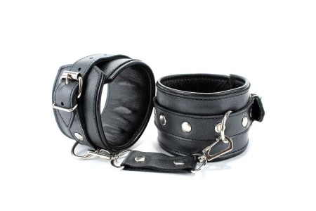 Черные кожаные наручники на пряжке с металлическими заклепками