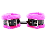 Наручники из черной лаковой кожи с нежным розовым мехом