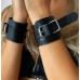 Классические черные наручники из натуральной кожи - фото