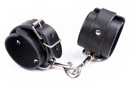 Черные наручники из натуральной кожи на карабинах