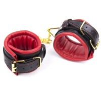 Черно-красные кожаные наручники с золотистой цепочкой