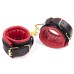 Черно-красные кожаные наручники с золотистой цепочкой - фото