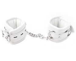 Белые наручники на металлической цепи