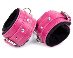Розовые наручники с черной меховой подкладкой