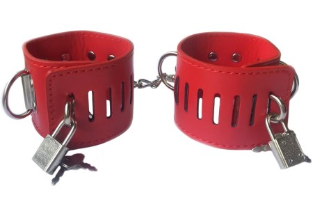Бондажные наручники красного цвета с замочками