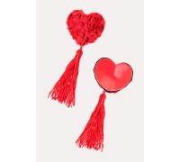 Красные пэстисы в форме сердец с розами и кисточками 