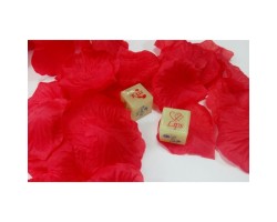 Набор из алых лепестков роз и игральных светящийся кубиков